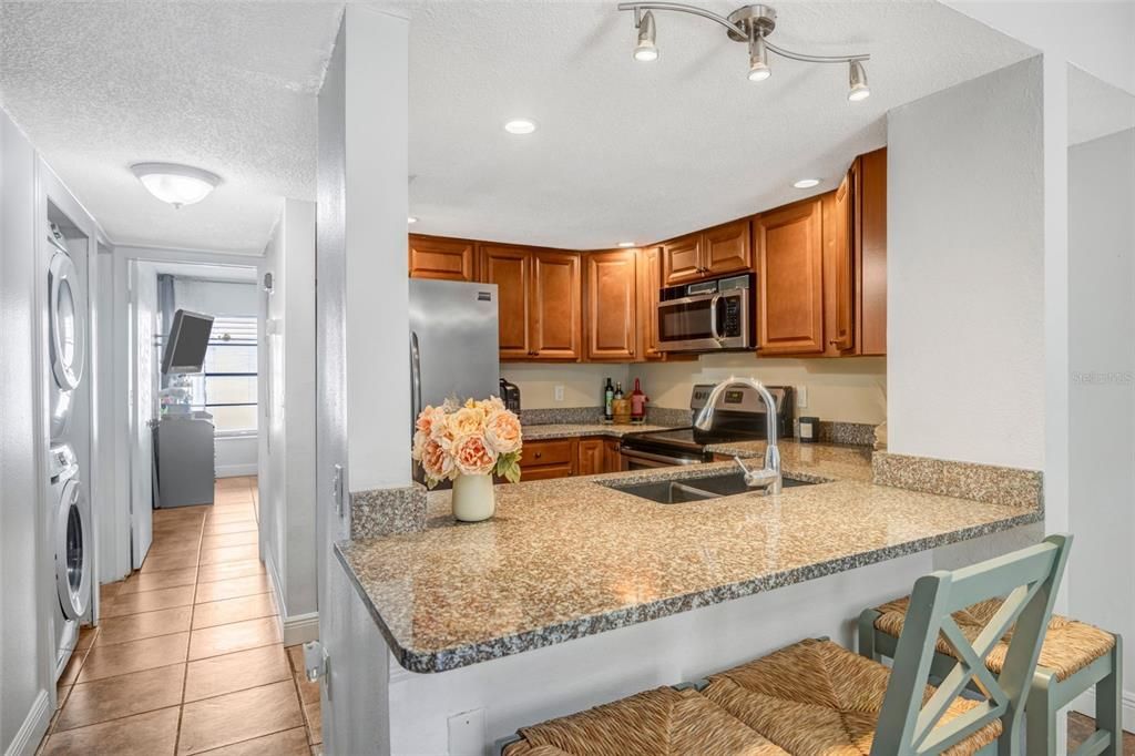 待售: $165,000 (1 贝兹, 1 浴室, 975 平方英尺)