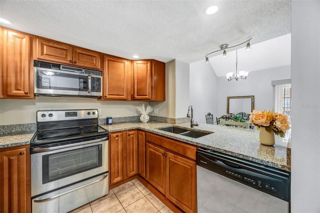 待售: $165,000 (1 贝兹, 1 浴室, 975 平方英尺)