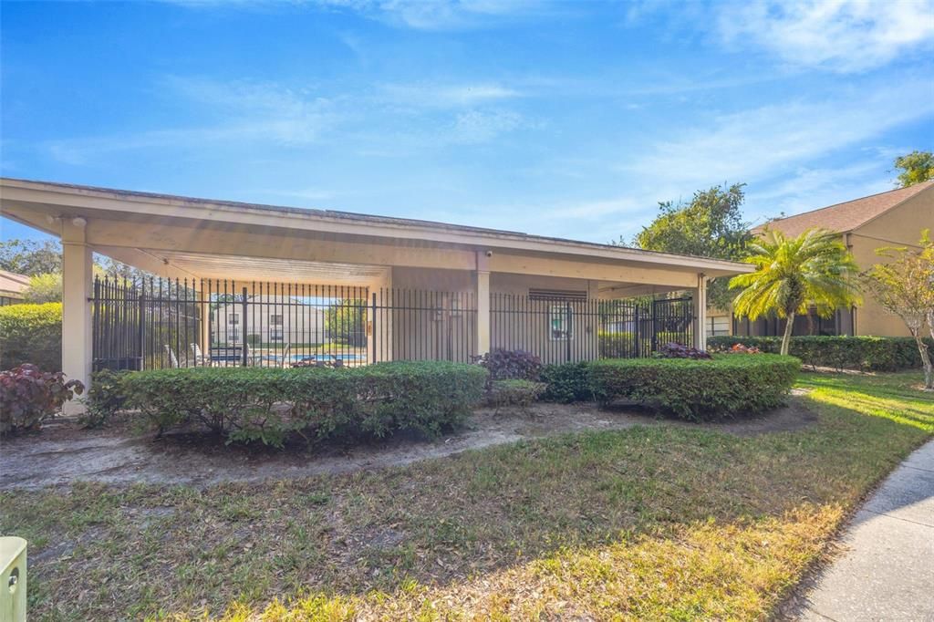 待售: $165,000 (1 贝兹, 1 浴室, 975 平方英尺)