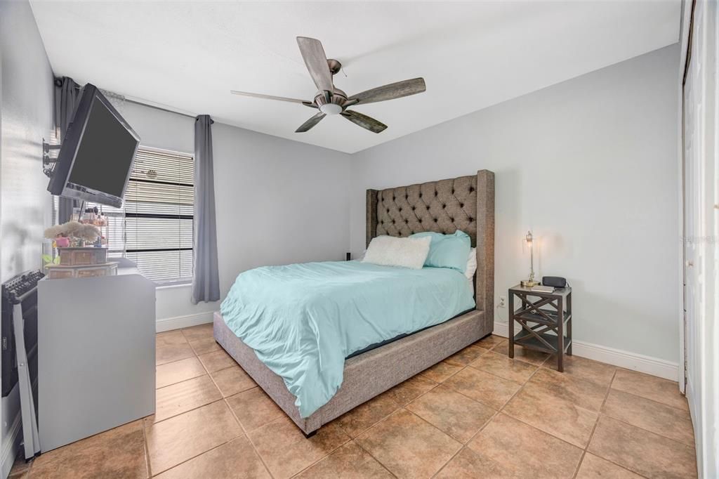 待售: $165,000 (1 贝兹, 1 浴室, 975 平方英尺)