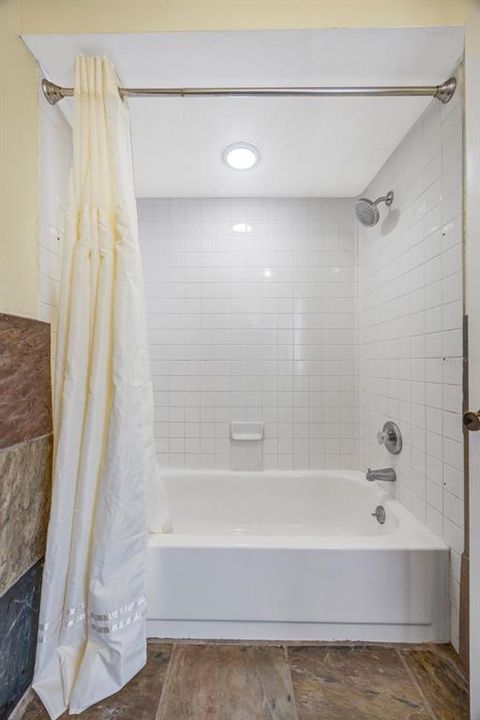 待售: $165,000 (1 贝兹, 1 浴室, 975 平方英尺)