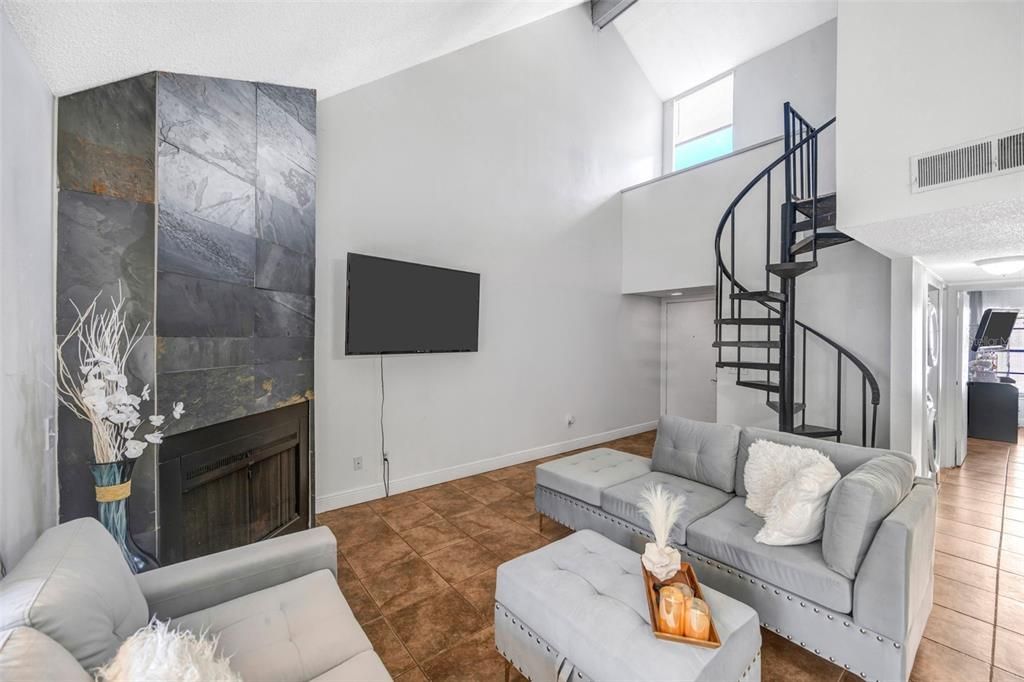 待售: $165,000 (1 贝兹, 1 浴室, 975 平方英尺)