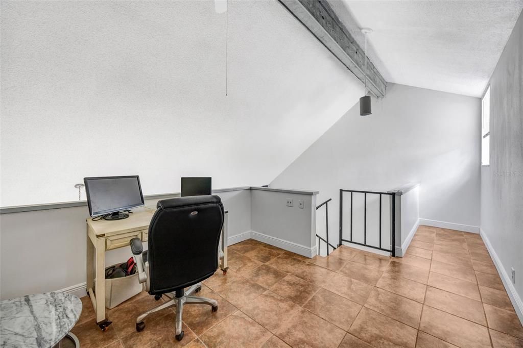 待售: $165,000 (1 贝兹, 1 浴室, 975 平方英尺)