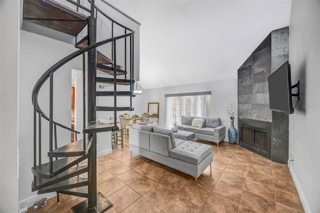 待售: $165,000 (1 贝兹, 1 浴室, 975 平方英尺)