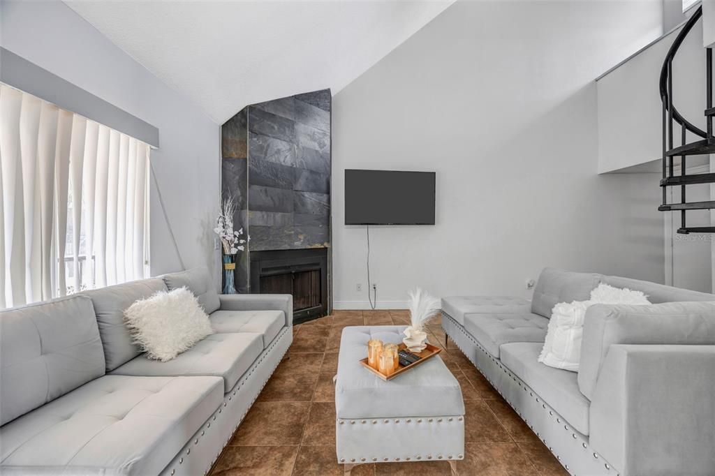 待售: $165,000 (1 贝兹, 1 浴室, 975 平方英尺)