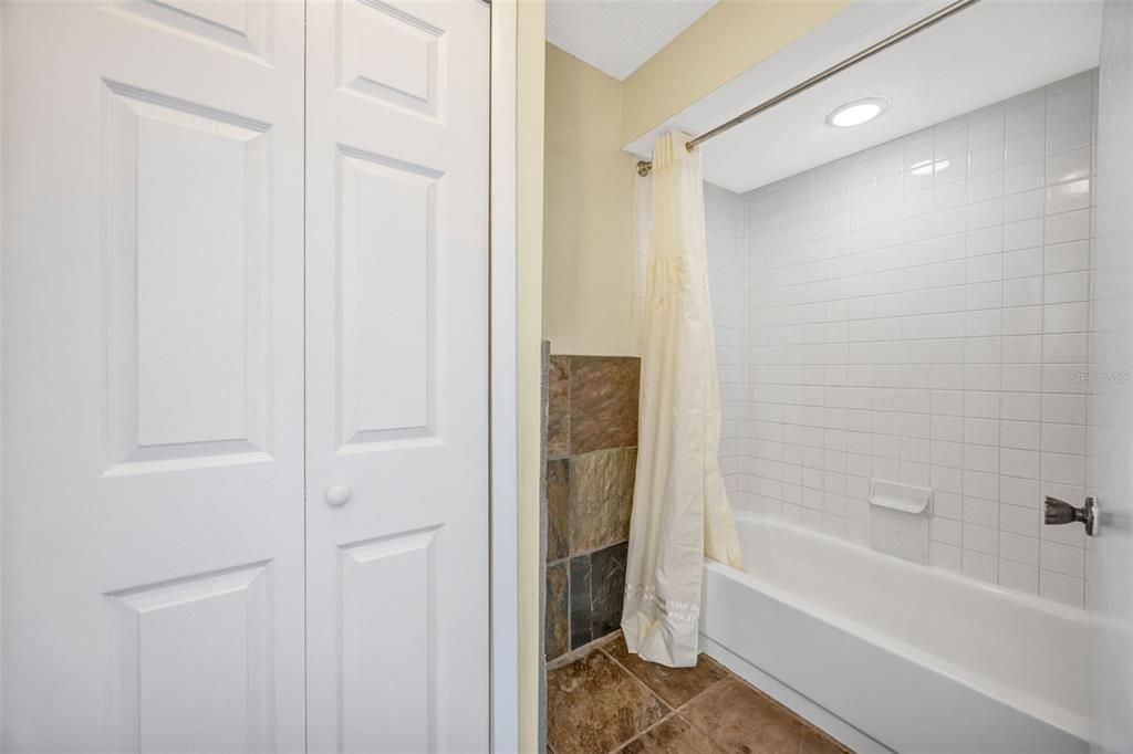 待售: $165,000 (1 贝兹, 1 浴室, 975 平方英尺)