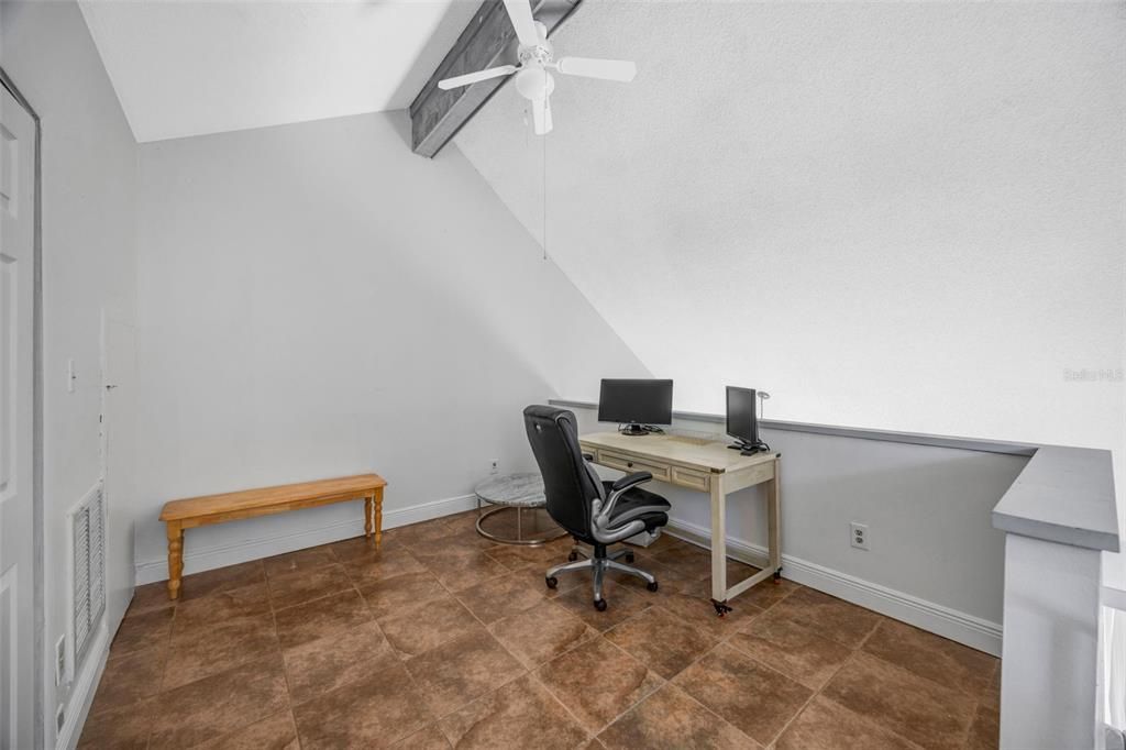 待售: $165,000 (1 贝兹, 1 浴室, 975 平方英尺)