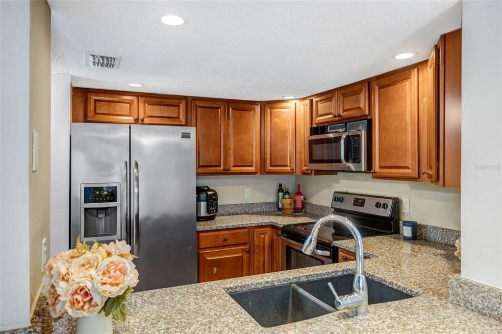 待售: $165,000 (1 贝兹, 1 浴室, 975 平方英尺)