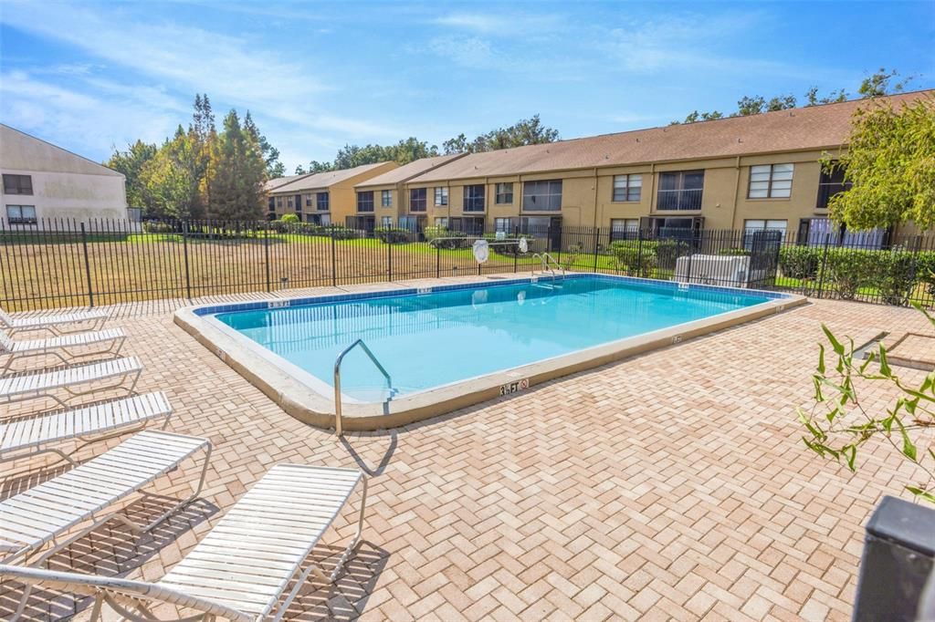 待售: $165,000 (1 贝兹, 1 浴室, 975 平方英尺)