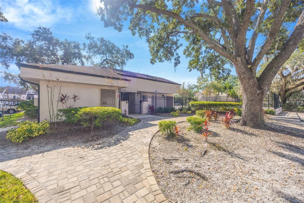 待售: $165,000 (1 贝兹, 1 浴室, 975 平方英尺)