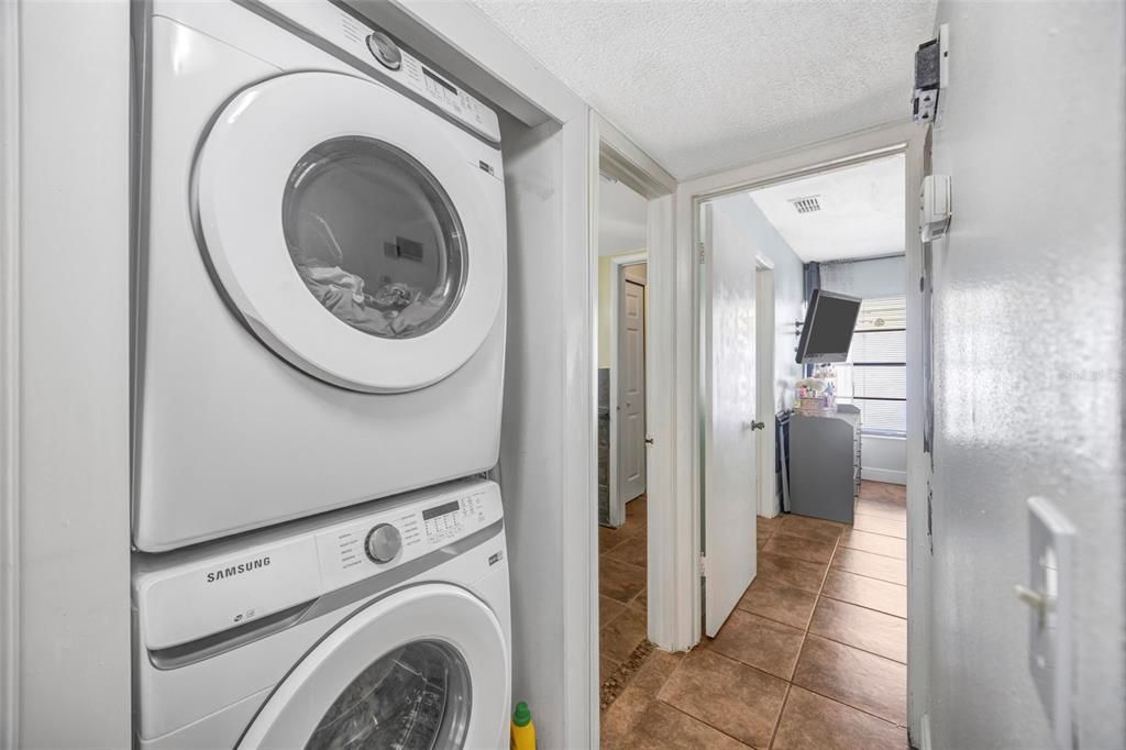 待售: $165,000 (1 贝兹, 1 浴室, 975 平方英尺)