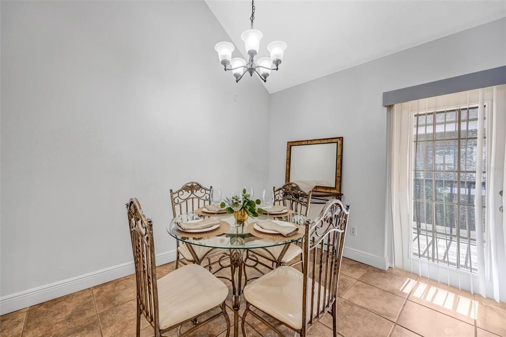 待售: $165,000 (1 贝兹, 1 浴室, 975 平方英尺)