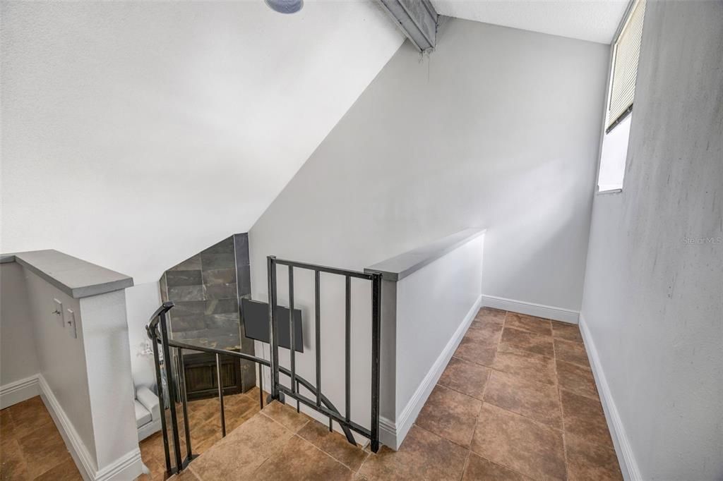 待售: $165,000 (1 贝兹, 1 浴室, 975 平方英尺)