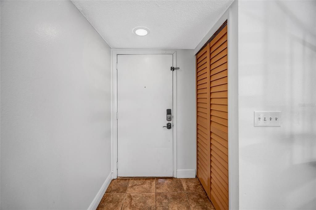 待售: $165,000 (1 贝兹, 1 浴室, 975 平方英尺)