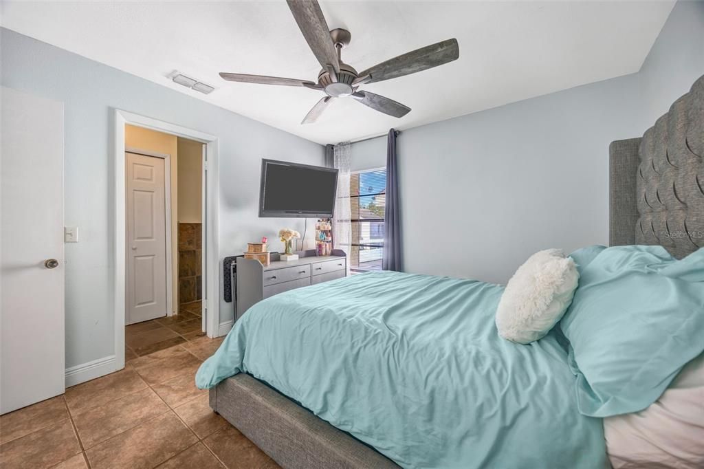 待售: $165,000 (1 贝兹, 1 浴室, 975 平方英尺)