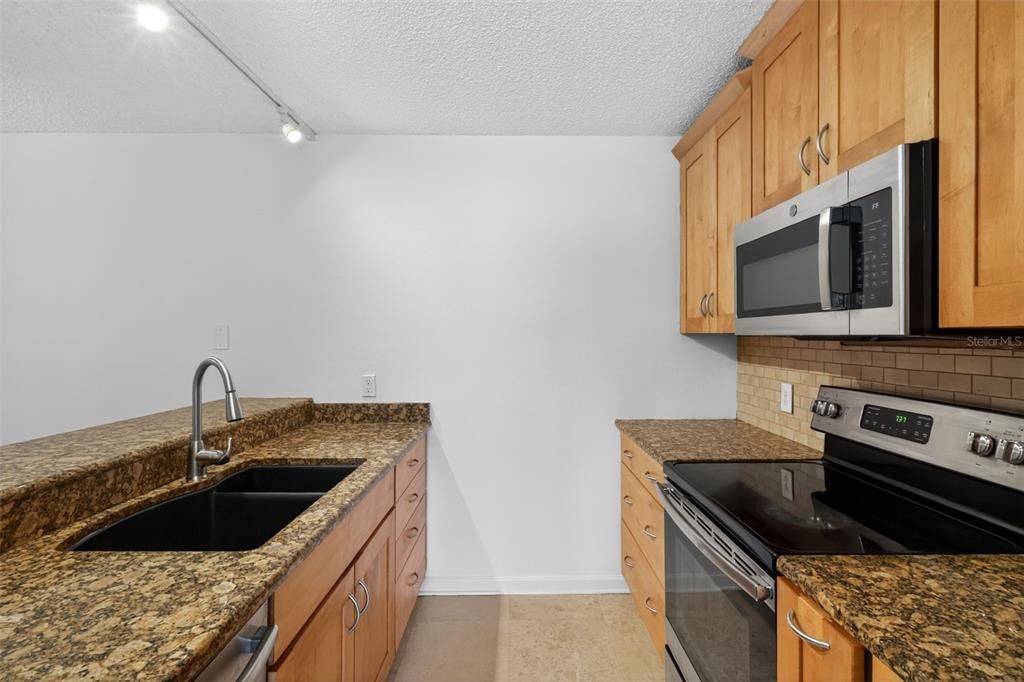 For Rent: $2,350 (3 beds, 2 baths, 1572 Square Feet)