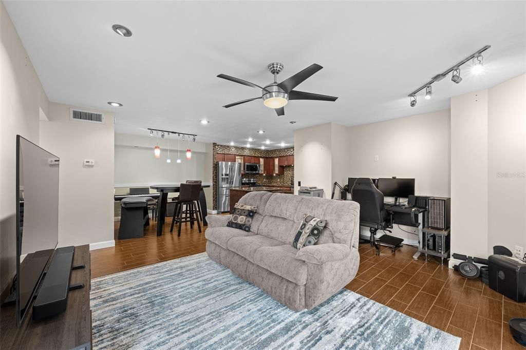 На продажу: $171,999 (2 спален, 2 ванн, 1164 Квадратных фут)