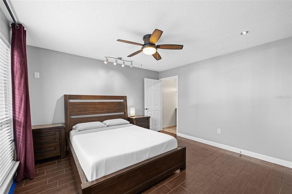 На продажу: $171,999 (2 спален, 2 ванн, 1164 Квадратных фут)