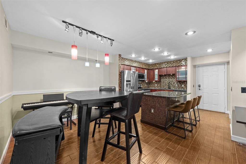 На продажу: $171,999 (2 спален, 2 ванн, 1164 Квадратных фут)