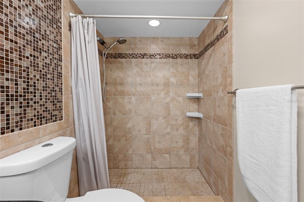 На продажу: $171,999 (2 спален, 2 ванн, 1164 Квадратных фут)