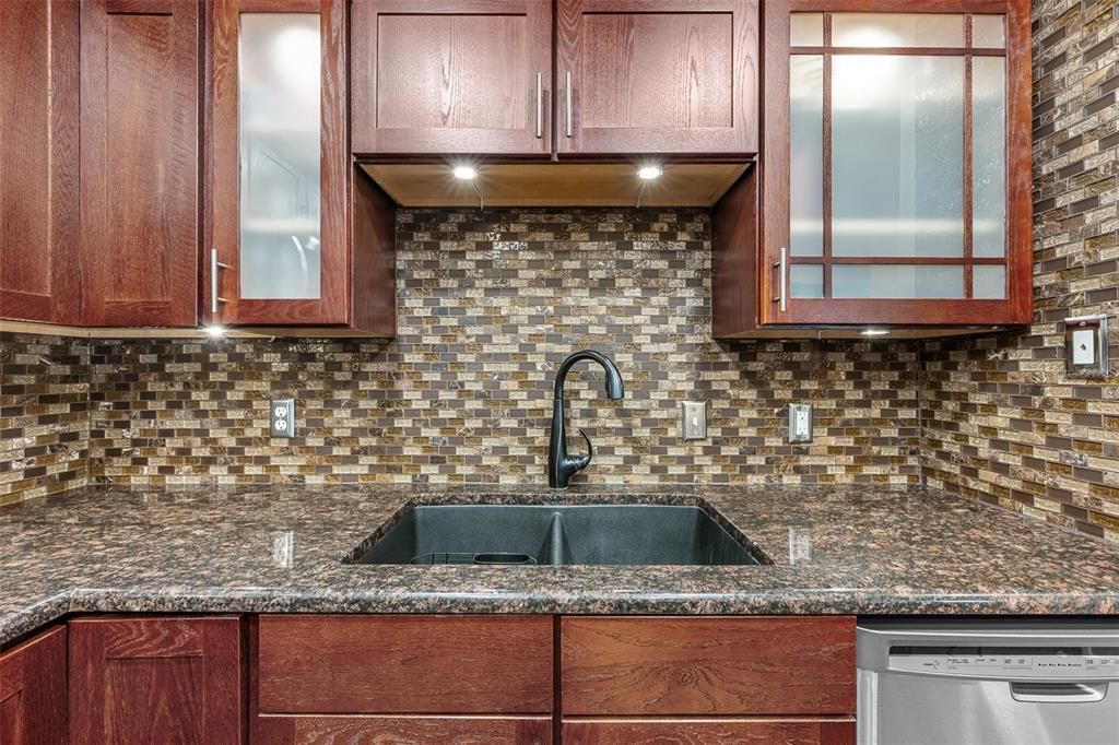 На продажу: $171,999 (2 спален, 2 ванн, 1164 Квадратных фут)