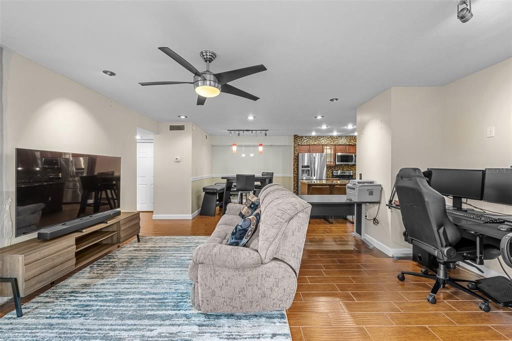 На продажу: $171,999 (2 спален, 2 ванн, 1164 Квадратных фут)