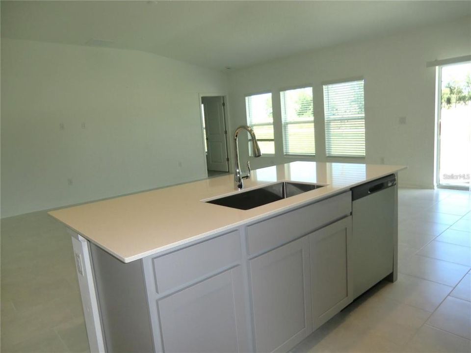 出租: $2,250 (4 贝兹, 2 浴室, 1936 平方英尺)