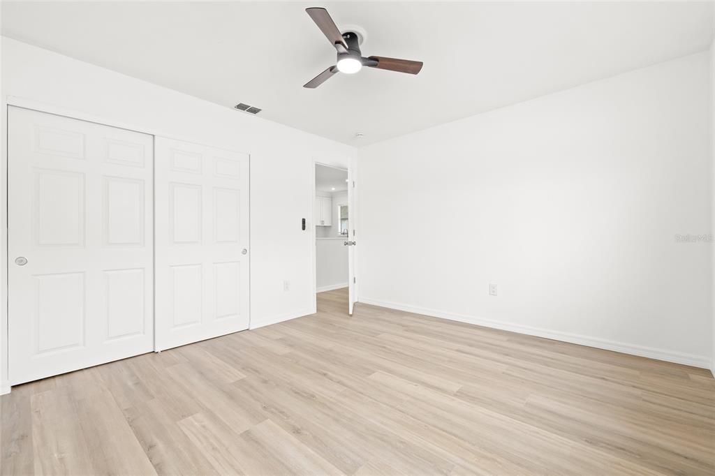 待售: $214,900 (2 贝兹, 1 浴室, 865 平方英尺)