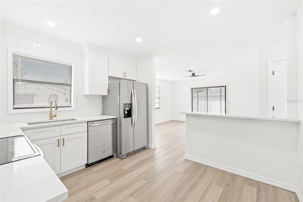 待售: $214,900 (2 贝兹, 1 浴室, 865 平方英尺)