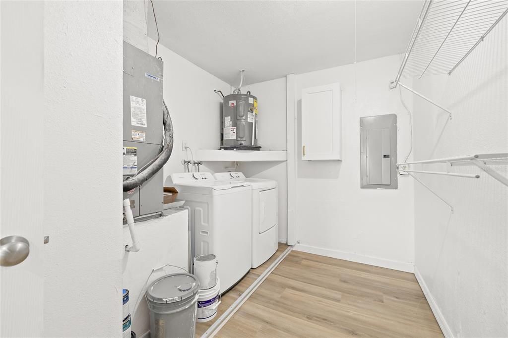 待售: $214,900 (2 贝兹, 1 浴室, 865 平方英尺)