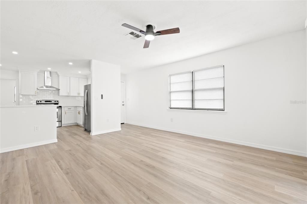 待售: $214,900 (2 贝兹, 1 浴室, 865 平方英尺)