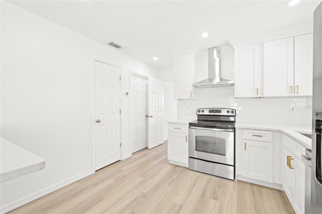 待售: $214,900 (2 贝兹, 1 浴室, 865 平方英尺)