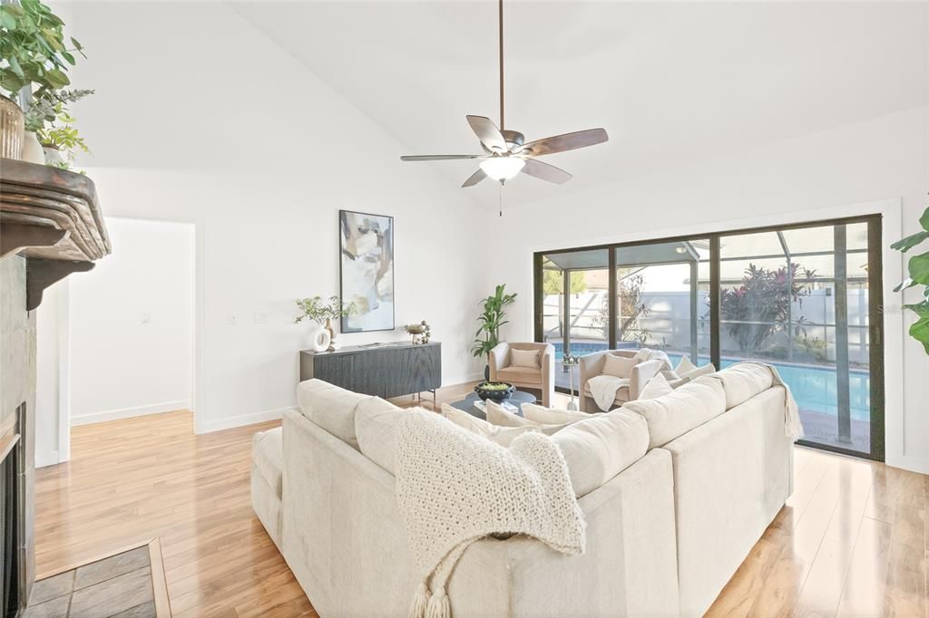 En Venta: $489,900 (4 camas, 3 baños, 2094 Pies cuadrados)