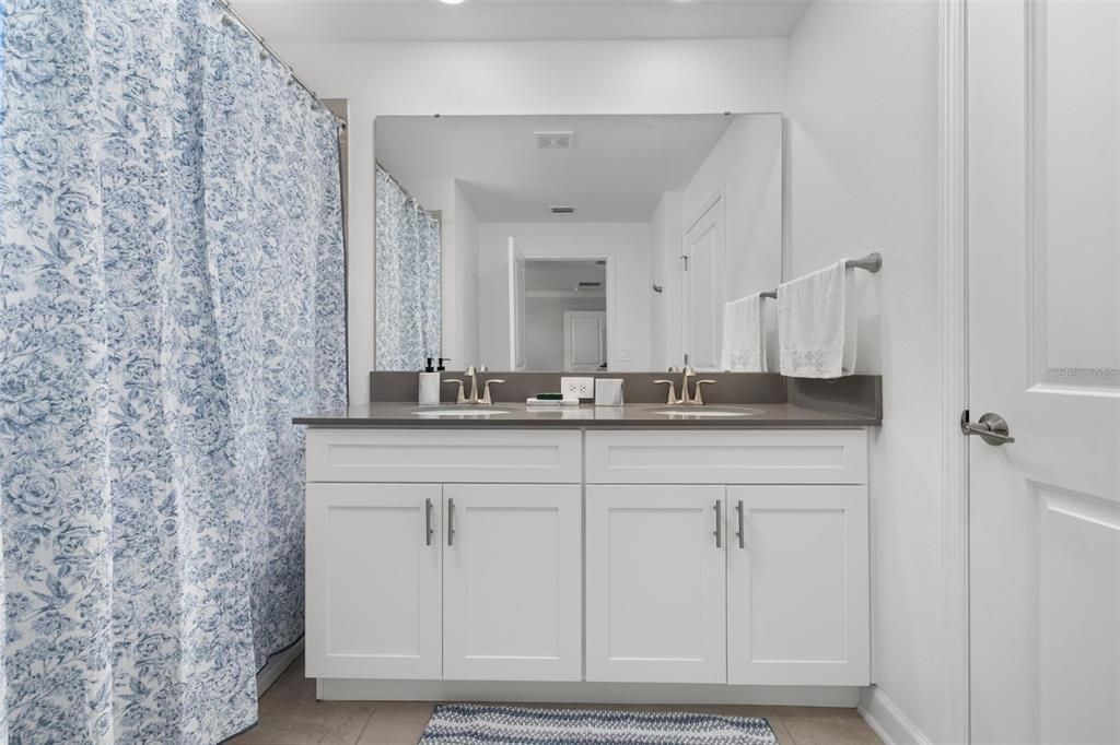 En Venta: $525,000 (4 camas, 3 baños, 1902 Pies cuadrados)