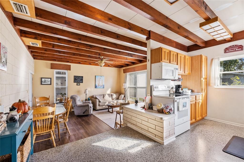 待售: $210,000 (2 贝兹, 1 浴室, 1088 平方英尺)