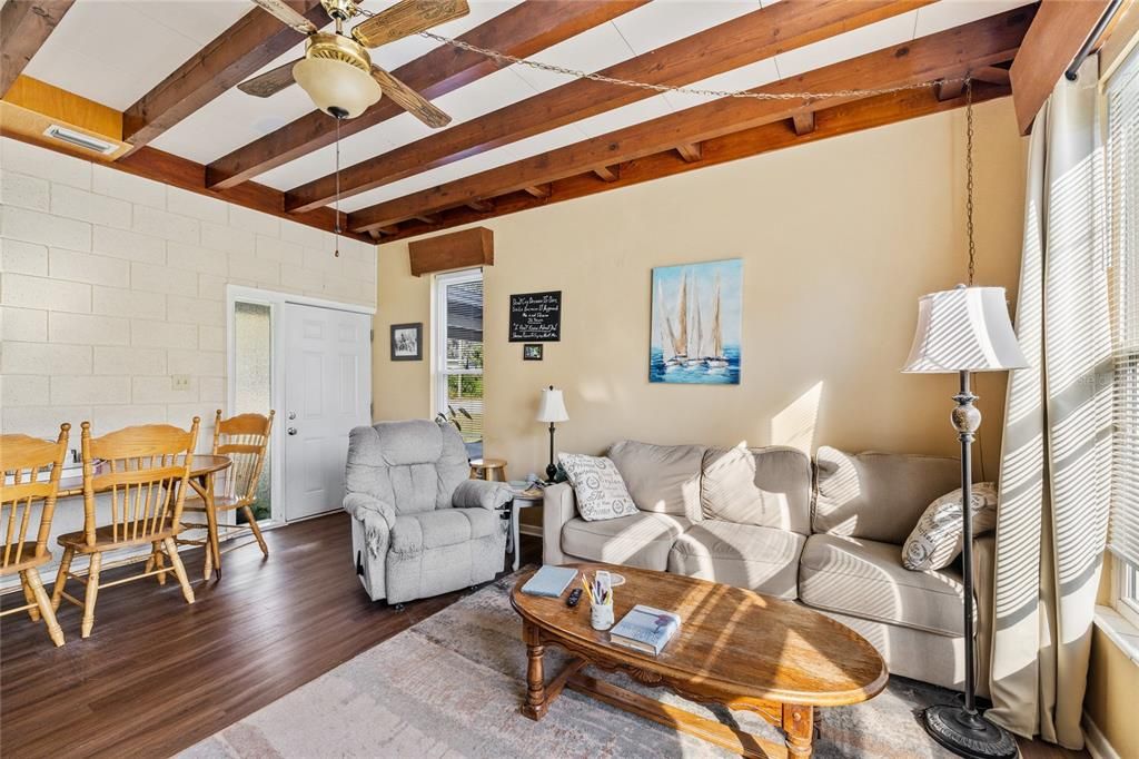 待售: $210,000 (2 贝兹, 1 浴室, 1088 平方英尺)