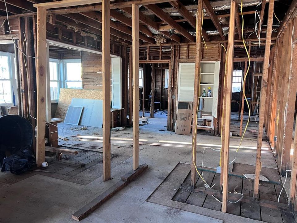 For Sale: $299,000 (3 beds, 2 baths, 1686 Square Feet)