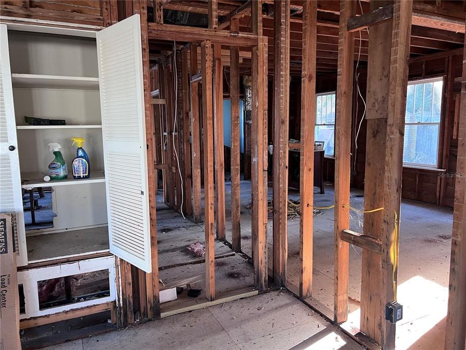 For Sale: $299,000 (3 beds, 2 baths, 1686 Square Feet)