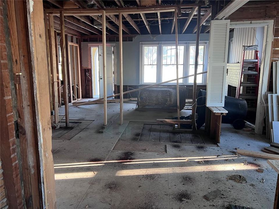 For Sale: $299,000 (3 beds, 2 baths, 1686 Square Feet)