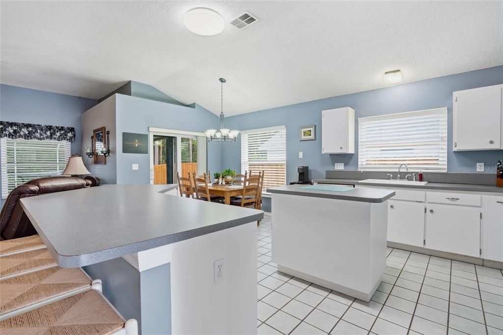 На продажу: $369,900 (3 спален, 2 ванн, 1558 Квадратных фут)