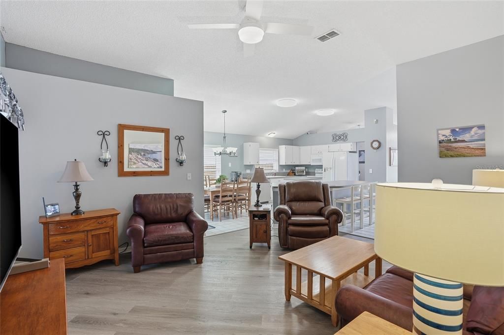 На продажу: $369,900 (3 спален, 2 ванн, 1558 Квадратных фут)