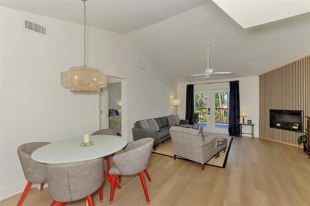 For Sale: $425,000 (2 beds, 2 baths, 1101 Square Feet)