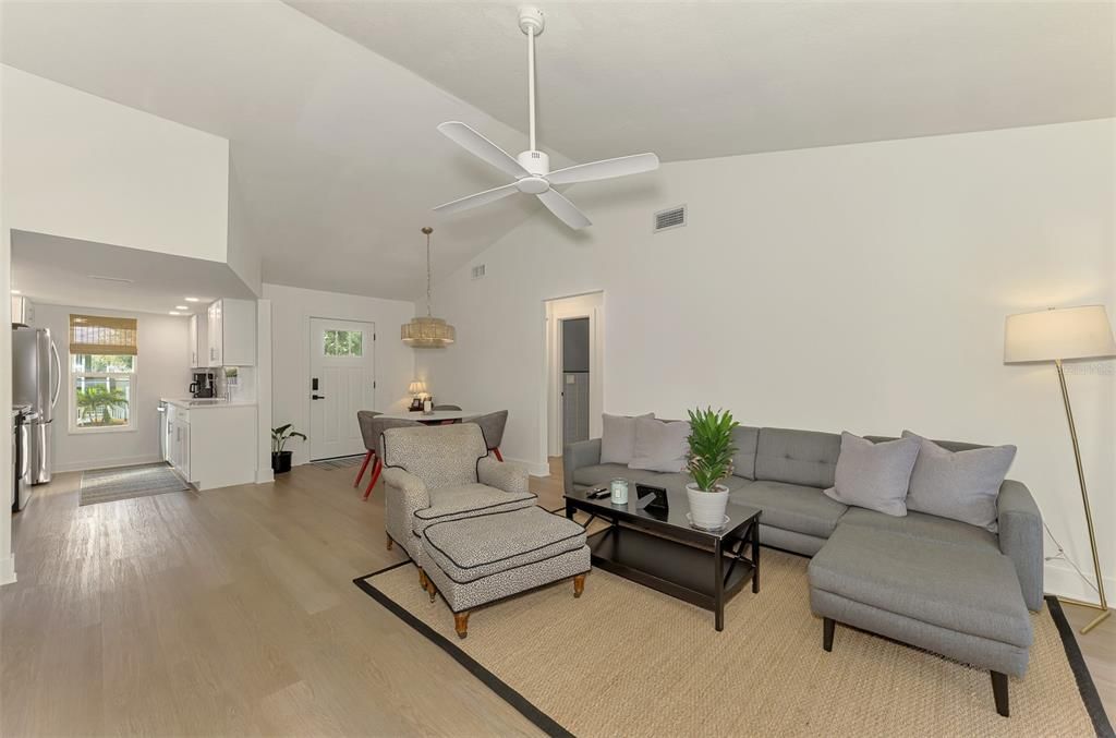 For Sale: $425,000 (2 beds, 2 baths, 1101 Square Feet)