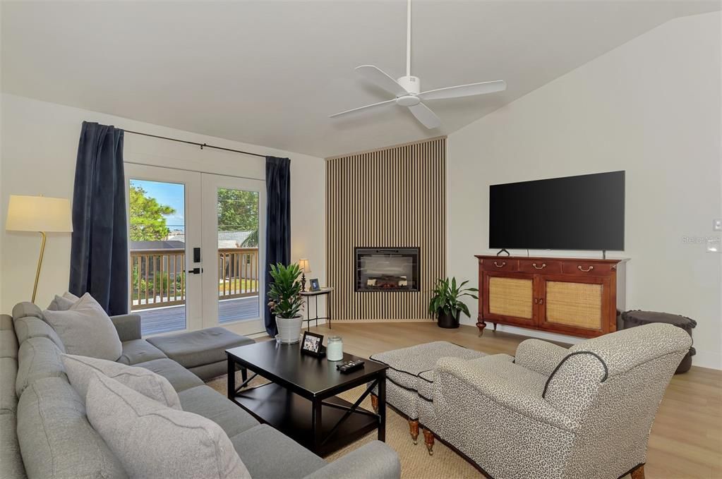 For Sale: $425,000 (2 beds, 2 baths, 1101 Square Feet)