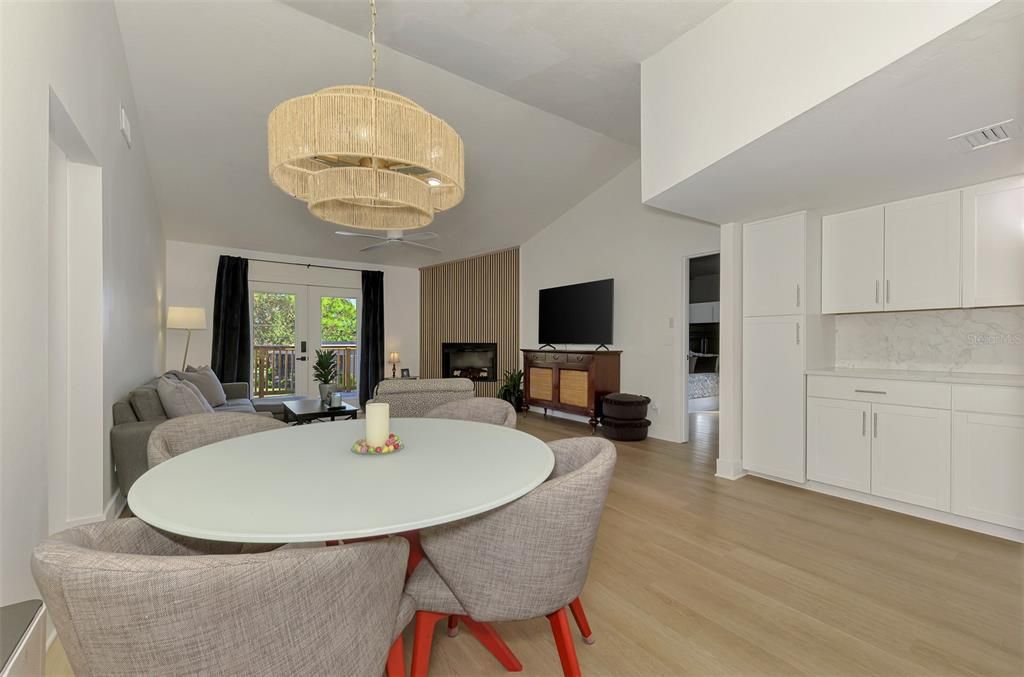 For Sale: $425,000 (2 beds, 2 baths, 1101 Square Feet)