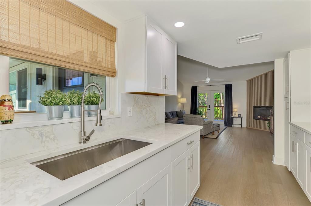 For Sale: $425,000 (2 beds, 2 baths, 1101 Square Feet)