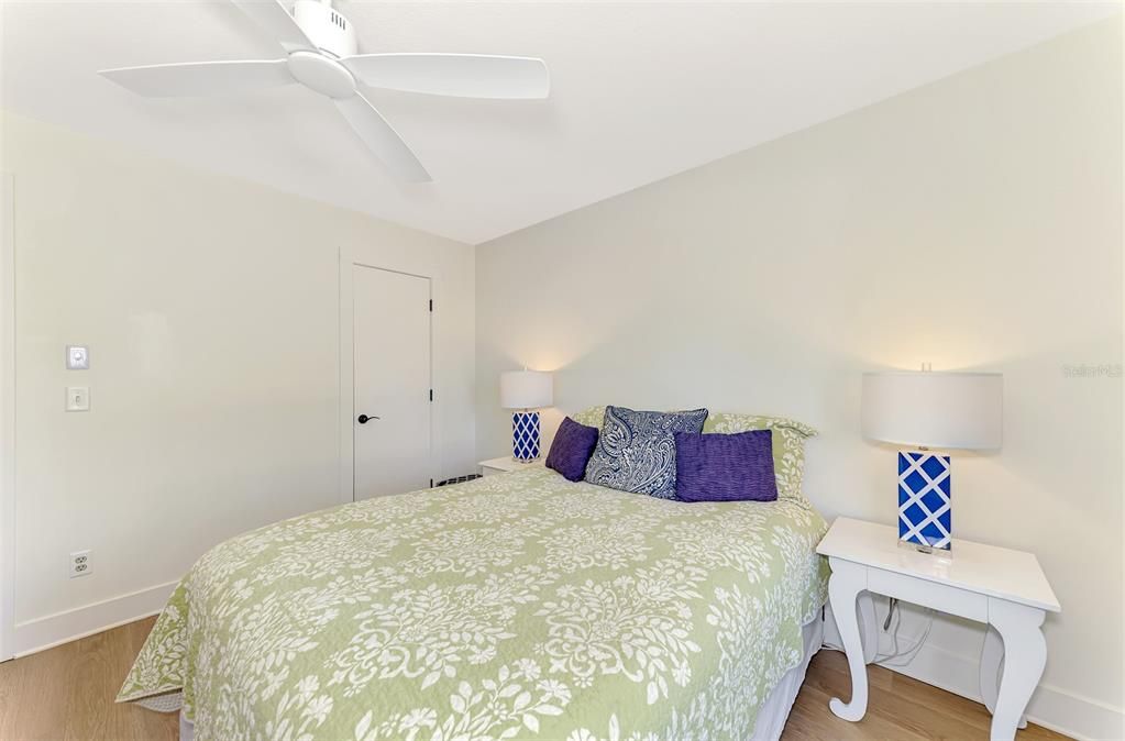 For Sale: $425,000 (2 beds, 2 baths, 1101 Square Feet)