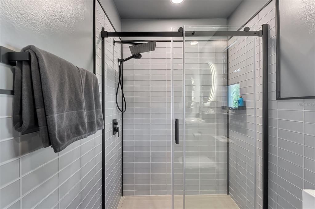 For Sale: $425,000 (2 beds, 2 baths, 1101 Square Feet)