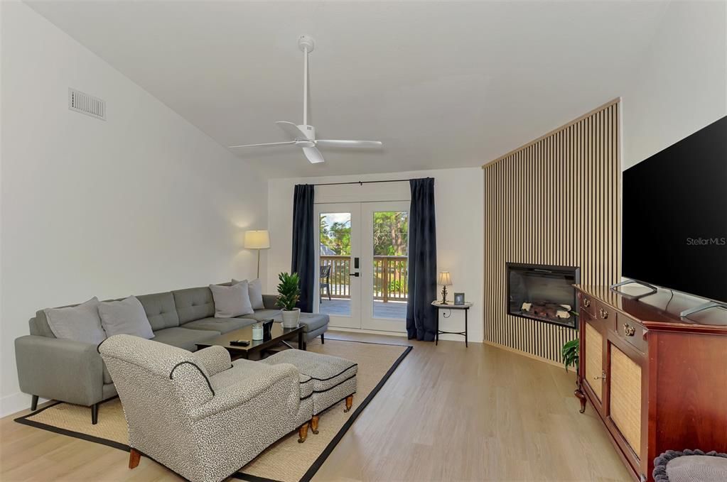 For Sale: $425,000 (2 beds, 2 baths, 1101 Square Feet)