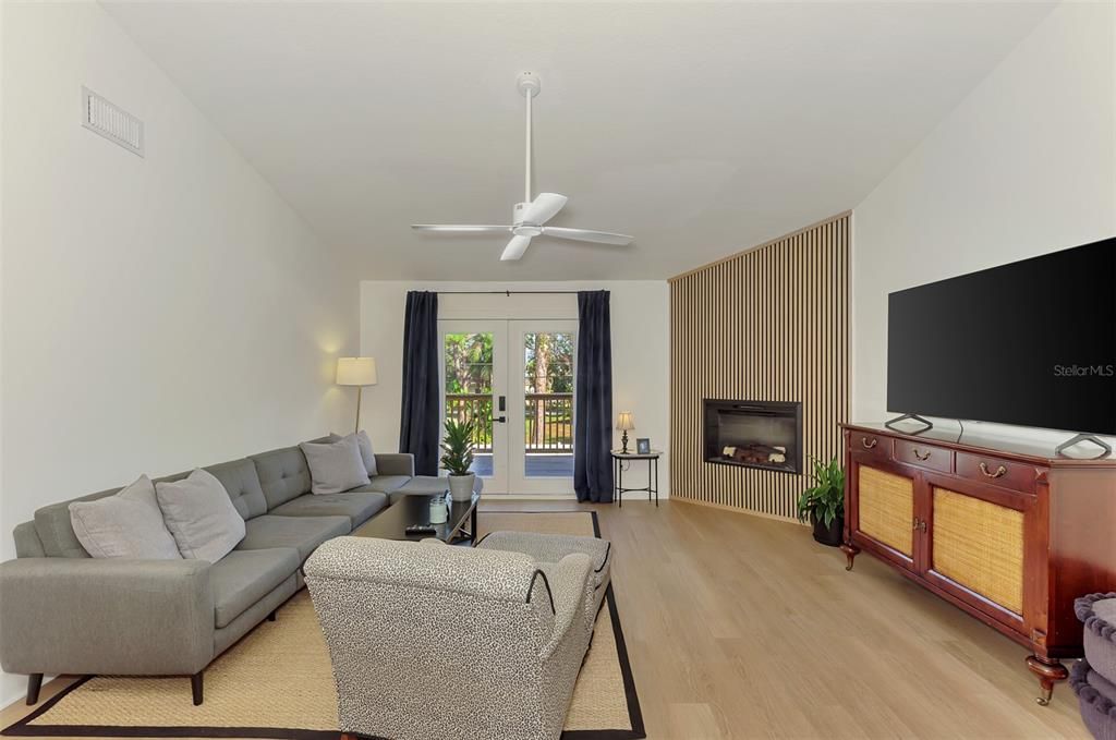 For Sale: $425,000 (2 beds, 2 baths, 1101 Square Feet)